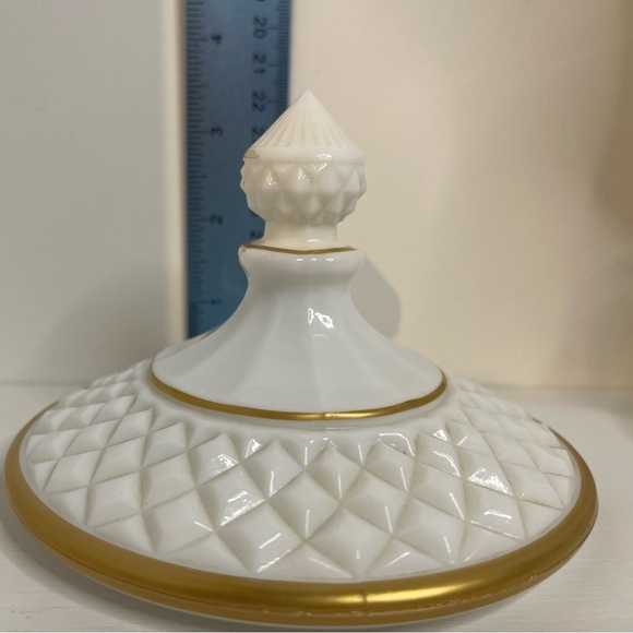 Pristine Vintage Westmoreland Milk Glass Wedding Vase with Gold Trim - Picture 6 of 16